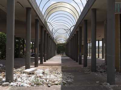 In via della Felicit� si trova il �mercato�. Nei progetti doveva essere un�area di acquisto e vendita di beni, ma la struttura non � mai stata utilizzata: in assenza di un regolamento comunale che ne stabilisse l�affidamento, nessuno ha potuto prendere in gestione uno qualunque dei box presenti
